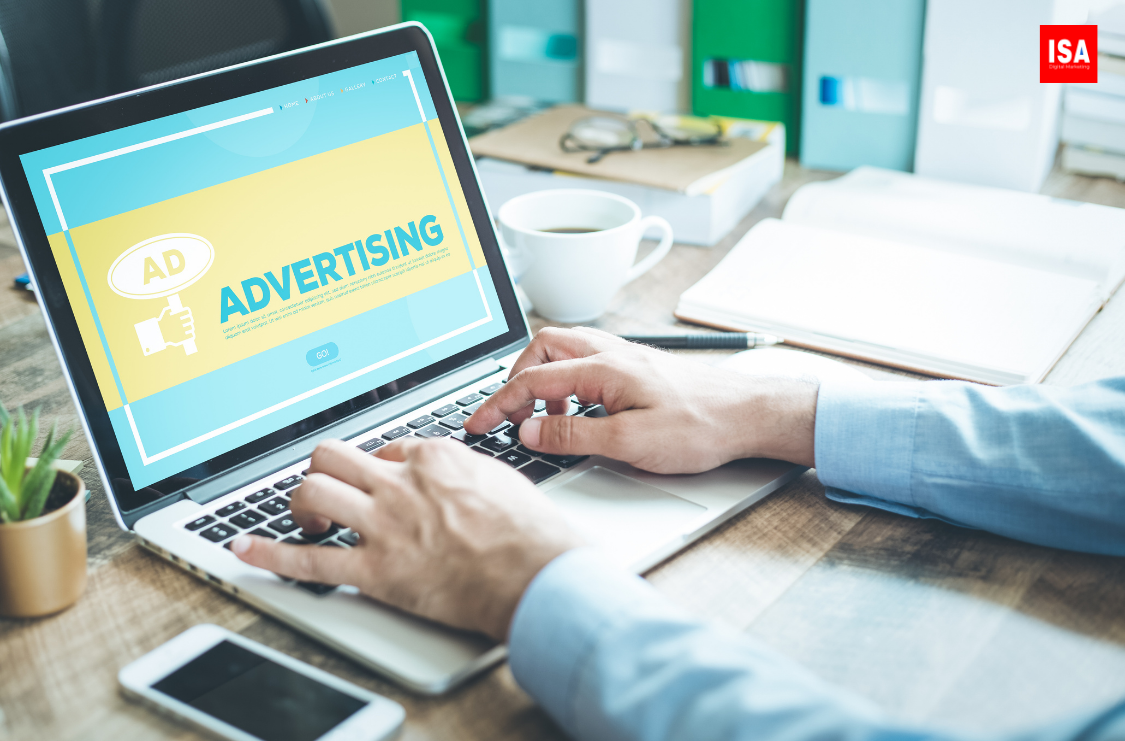 1 tháng chạy TikTok Ads hết bao nhiêu tiền? Lộ trình ngân sách cho Shop mới 4 1 tháng chạy TikTok Ads hết bao nhiêu tiền? Lộ trình ngân sách cho Shop mới
Meta Description: Bạn định chi bao nhiêu cho TikTok mỗi tháng? Khám phá 3 mức ngân sách từ 3 triệu đến 30 triệu và lộ trình phân bổ tiền để tối ưu ROI hiệu quả từ ISA Digital.(Sapo): Bước vào sân chơi TikTok Ads, sai lầm lớn nhất của các chủ shop là nạp tiền theo cảm hứng. "Tháng này nổ đơn thì nạp tiếp, không thì thôi" là tư duy khiến bạn mất trắng ngân sách. Vậy thực tế 1 tháng chạy TikTok Ads hết bao nhiêu tiền để có kết quả bền vững? Với kinh nghiệm thực chiến, tôi sẽ chia sẻ lộ trình 30 ngày phân bổ vốn, giúp bạn biến ngân sách quảng cáo thành khoản đầu tư sinh lời thay vì một khoản chi phí mất đi.1. Tại sao không có con số "cố định" cho ngân sách tháng?
Trong Digital Marketing, ngân sách dựa trên mục tiêu. Tuy nhiên, với TikTok – một nền tảng dựa trên nội dung video ngắn, chi phí 1 tháng của bạn sẽ bị chi phối bởi 3 yếu tố chính:
Giá trị đơn hàng (AOV): Bạn bán cái áo 100k sẽ cần ngân sách khác với việc bán bộ mỹ phẩm 2 triệu.
Tốc độ thử nghiệm (Testing Speed): Bạn muốn test 5 video/tháng hay 50 video/tháng?
Chỉ số CPA mục tiêu: Mức chi phí tối đa bạn có thể trả cho 1 đơn hàng mà vẫn có lãi.2. 3 Phân khúc ngân sách TikTok Ads phổ biến nhất 2026
Dựa trên dữ liệu từ các khách hàng tại ISA Digital, tôi chia ngân sách tháng thành 3 cấp độ:
2.1. Mức "Dò đường": 3.000.000đ – 5.000.000đ/tháng
Đây là mức ngân sách tối thiểu để một cá nhân hoặc shop nhỏ bắt đầu.
Mục tiêu: Làm quen trình quản lý, test 3-5 mẫu content, đo lường phản ứng thị trường.
Chiến thuật: Chỉ chạy 1-2 nhóm quảng cáo tập trung vào sản phẩm chủ lực.
Kỳ vọng: Có đơn lẻ tẻ, mục đích chính là thu thập dữ liệu về CTR (tỉ lệ click) để biết hướng làm video tiếp theo.
2.2. Mức "Tối ưu": 10.000.000đ – 20.000.000đ/tháng
Đứng ở góc độ một người làm SEO và Ads lâu năm, tôi khuyên các shop nên bắt đầu ở ngưỡng này.
Mục tiêu: Tìm ra "Video Win" và đạt điểm hòa vốn (Break-even).
Chiến thuật: Chạy đa dạng các tệp đối tượng (Sở thích, Hành vi, Broad).
Kỳ vọng: Đơn hàng về đều hàng ngày, bắt đầu có dữ liệu để tối ưu chi phí quảng cáo TikTok tổng thể.
2.3. Mức "Bứt phá": Trên 50.000.000đ/tháng
Dành cho các Brand hoặc Shop đã có quy trình vận hành chuẩn.
Mục tiêu: Chiếm lĩnh thị phần, phủ thương hiệu và Remarketing chuyên sâu.
Kỳ vọng: Doanh thu đột phá, chỉ số ROAS (lợi nhuận trên chi phí quảng cáo) ổn định từ 3.0 - 5.0.3. Lộ trình 30 ngày phân bổ ngân sách: Công thức 2-2-6
Để tránh tình trạng "đầu tháng hăng hái, cuối tháng hết tiền", bạn nên áp dụng công thức chia ngân sách theo giai đoạn:
Giai đoạn 1: Thăm dò (Ngày 1 - Ngày 7) – Chi 20% ngân sách
Nhiệm vụ: Test kịch bản video. Hãy chuẩn bị ít nhất 5 video khác nhau.
Lưu ý: Đừng quá lo lắng nếu TikTok Ads tốn tiền nhưng không ra đơn ở tuần đầu tiên. Đây là lúc máy học (Learning Phase) đang vận hành.
Giai đoạn 2: Lọc "Video Win" (Ngày 8 - Ngày 15) – Chi 20% ngân sách
Nhiệm vụ: Tắt các mẫu quảng cáo có chỉ số kém (CTR thấp, CPC quá cao). Dồn tiền vào mẫu có lượt tương tác tốt nhất.
Chỉ số cần soi: Tỉ lệ xem video 3s đầu và tỉ lệ click vào giỏ hàng.
Giai đoạn 3: Vít đơn (Ngày 16 - Ngày 30) – Chi 60% ngân sách
Nhiệm vụ: Tăng ngân sách cho các nhóm đang ra đơn đều.
Mẹo: Khi tăng tiền, đừng tăng quá 30% ngân sách/ngày để tránh làm loạn thuật toán máy học của TikTok.4. Những chi phí "ẩn" ngoài tiền nạp vào tài khoản
Khi tính toán 1 tháng chạy TikTok Ads hết bao nhiêu tiền, nhiều người thường bỏ quên các chi phí vệ tinh:
Chi phí sản xuất Video: Tiền thuê mẫu, thiết bị, bối cảnh hoặc phí edit video chuyên nghiệp.
Thuế VAT (5%): TikTok thu thuế này trực tiếp nếu bạn dùng tài khoản cá nhân tại Việt Nam.
Phí thanh toán quốc tế: Các ngân hàng thường thu phí quản lý giao dịch ngoại tệ từ thẻ Visa/Mastercard.5. Làm sao để quản lý ngân sách tháng không bị "hớ"?
Để kiểm soát dòng tiền, bạn cần nắm vững kỹ thuật đặt ngân sách:
Ngân sách trọn đời (Lifetime Budget): Giúp TikTok tự phân phối tiền vào những ngày/giờ có hiệu quả tốt nhất trong tháng.
Ngân sách hàng ngày (Daily Budget): Giúp bạn kiểm soát chi tiêu chặt chẽ mỗi ngày, không bị vọt ngân sách quá đà. Hãy xem chi tiết tại: TikTok Ads bao nhiêu tiền 1 ngày? Ngân sách tối thiểu để máy học thành công.6. Kết luận
1 tháng chạy TikTok Ads có thể tốn 3 triệu hoặc 3 tỷ, tùy thuộc vào tham vọng và năng lực nội dung của bạn. Tuy nhiên, chìa khóa luôn là sự kiên trì và tối ưu hóa dựa trên dữ liệu thực tế.
FAQ:
Có nên chạy ngắt quãng trong tháng không?
Không, việc tắt/mở quảng cáo liên tục sẽ khiến máy học phải bắt đầu lại từ đầu, gây lãng phí ngân sách.
Bao nhiêu đơn 1 tháng thì gọi là thành công? Success Rate phụ thuộc vào ROAS. Thông thường ROAS > 3 là bạn đã có thể bắt đầu Scale mạnh.💡 Bạn đang cần tư vấn lộ trình ngân sách riêng cho ngành hàng của mình? Đừng ngần ngại liên hệ với chuyên gia tại isadigital.edu.vn hoặc tham khảo thêm tại chuyên mục Kiến thức Marketing TikTok để được hỗ trợ 1-1!